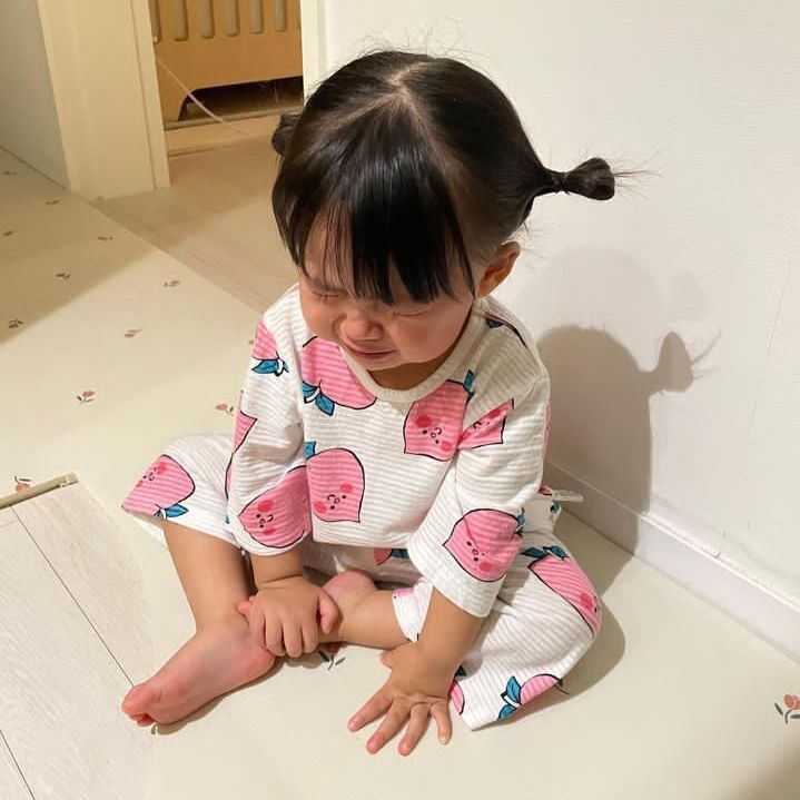 B&eacute; nh&igrave;n thấy một người n&agrave;o đ&oacute; bỗng dưng &ograve;a kh&oacute;c? Bố mẹ đừng chủ quan cho l&agrave; chỉ 