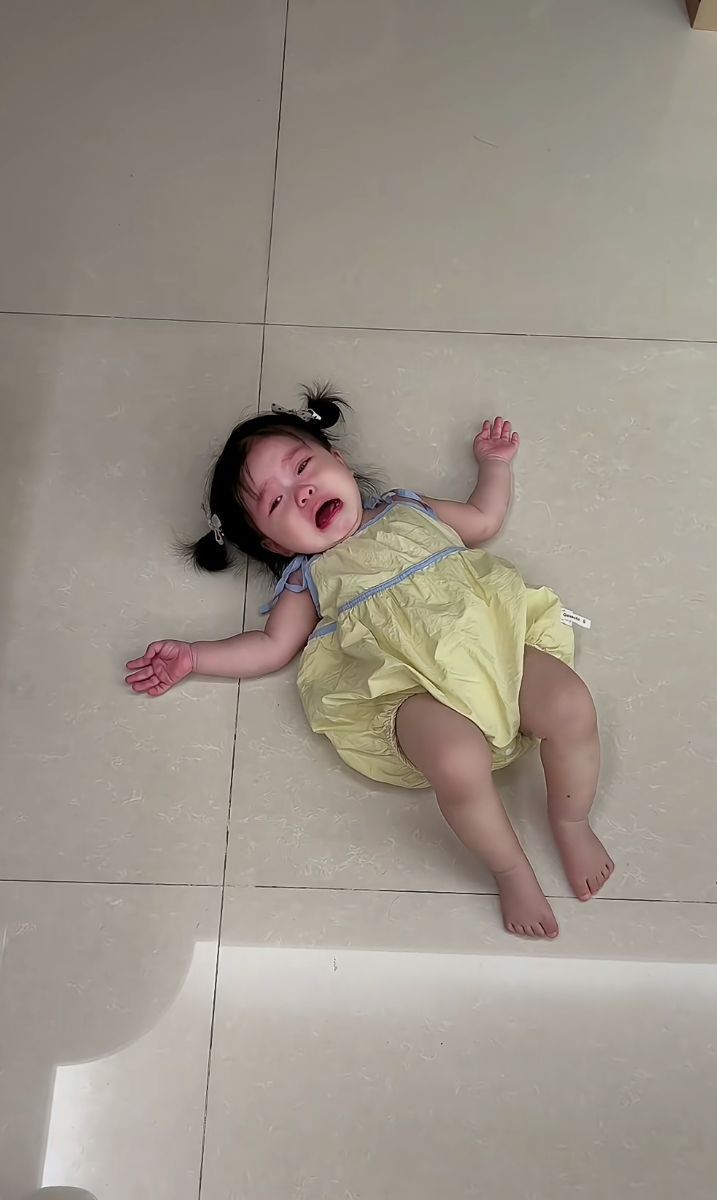 B&eacute; nh&igrave;n thấy một người n&agrave;o đ&oacute; bỗng dưng &ograve;a kh&oacute;c? Bố mẹ đừng chủ quan cho l&agrave; chỉ 