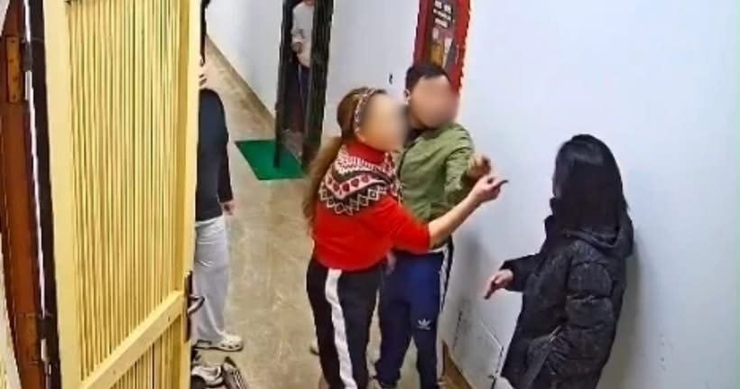 Người phụ nữ bị h&agrave;nh hung ở chung cư H&agrave; Nội: H&agrave;ng x&oacute;m triệu tập l&agrave;m r&otilde; vụ việc - Ảnh 2.