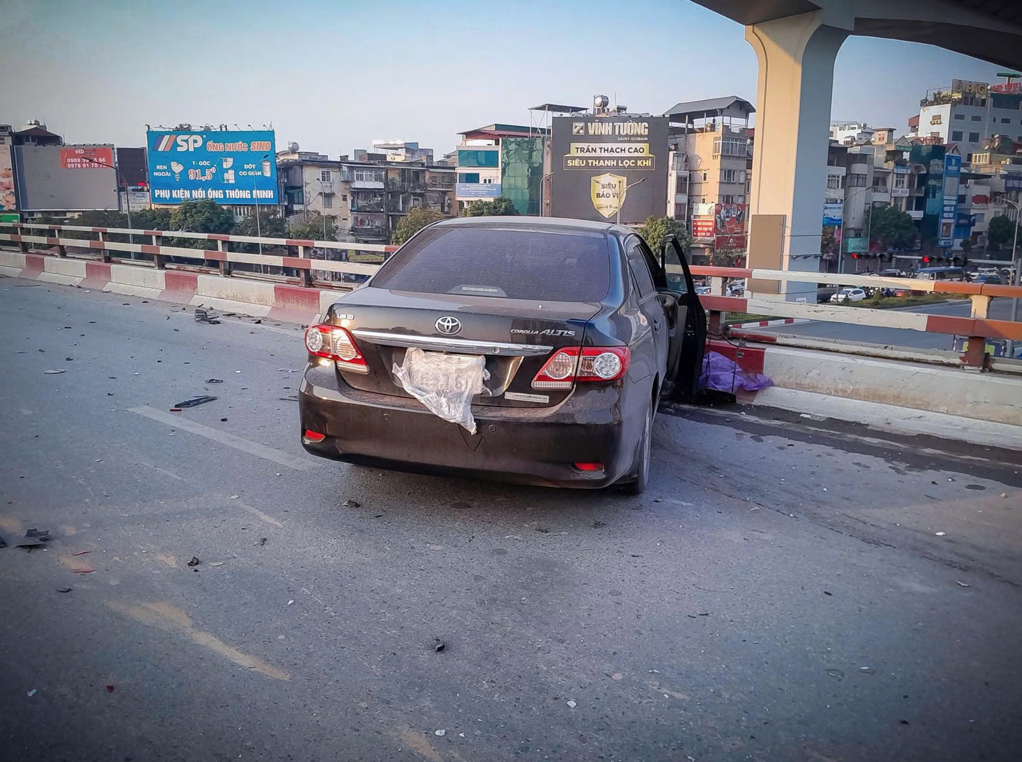 Nữ t&agrave;i xế buồn ngủ g&acirc;y tai nạn li&ecirc;n ho&agrave;n ở H&agrave; Nội khiến 1 người tử vong - Ảnh 1.