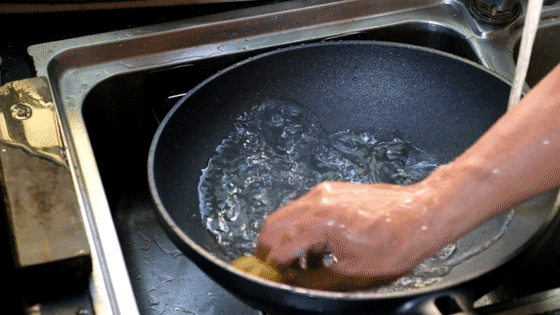 6 tháng bỏ chảo chống dính, chuyển sang chảo gang: Cuối cùng cũng hiểu vì sao mẹ tôi chỉ tin dùng mỗi một loại chảo - Ảnh 5.