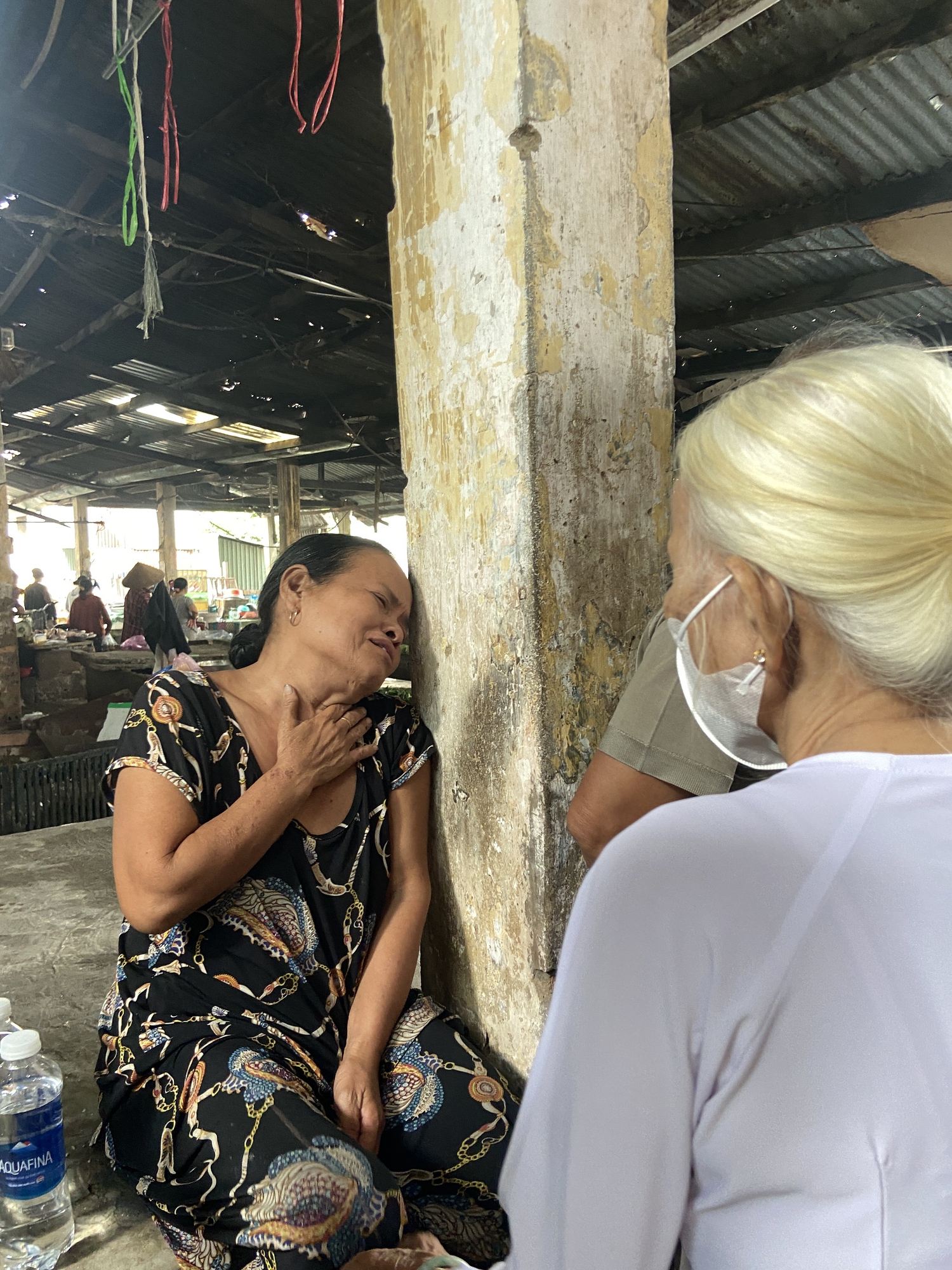 TP.HCM: Hiện trường vụ cháy sau chợ Bình Trưng, tiểu thương bật khóc trước cảnh hoang tàn- Ảnh 6. TP.HCM: Hiện trường vụ cháy sau chợ Bình Trưng, tiểu thương bật khóc trước cảnh hoang tàn- Ảnh 6.