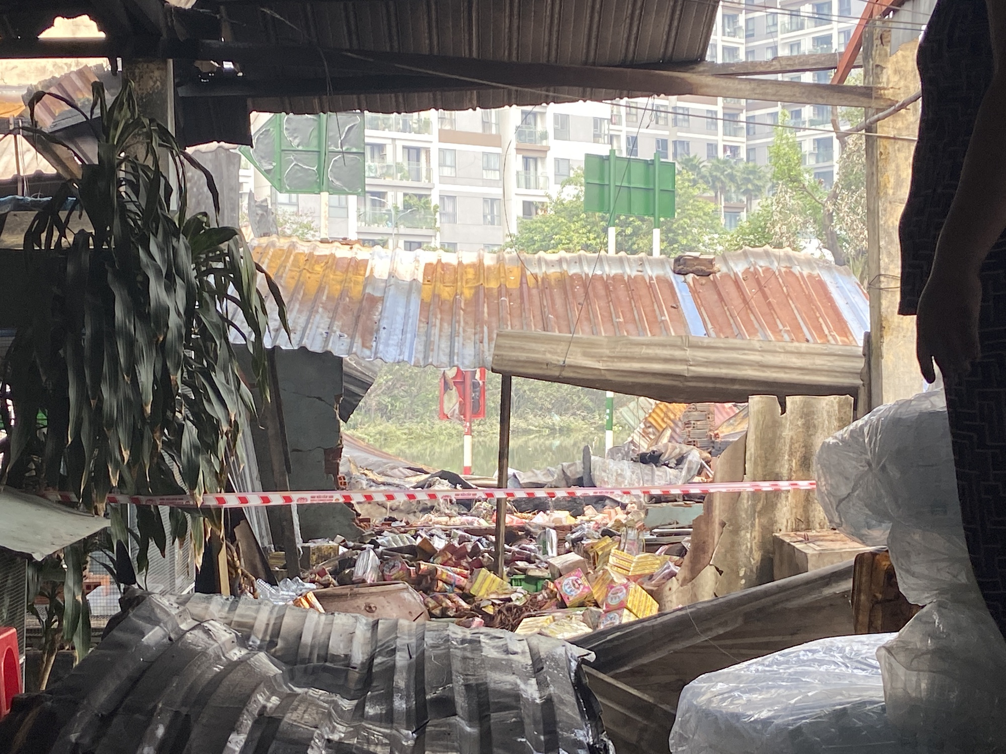 TP.HCM: Hiện trường vụ cháy sau chợ Bình Trưng, tiểu thương bật khóc trước cảnh hoang tàn- Ảnh 5. TP.HCM: Hiện trường vụ cháy sau chợ Bình Trưng, tiểu thương bật khóc trước cảnh hoang tàn- Ảnh 5.