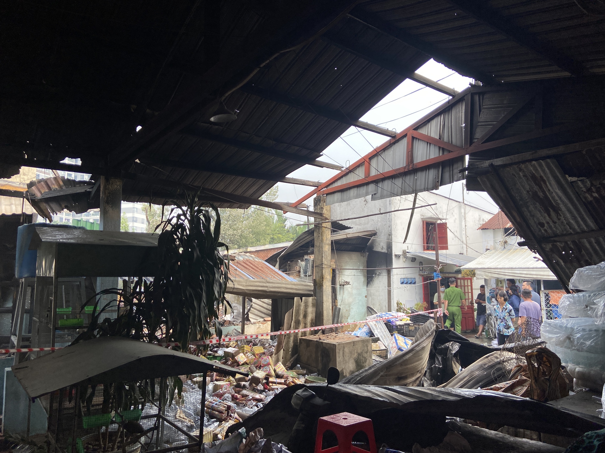 TP.HCM: Hiện trường vụ cháy sau chợ Bình Trưng, tiểu thương bật khóc trước cảnh hoang tàn- Ảnh 3. TP.HCM: Hiện trường vụ cháy sau chợ Bình Trưng, tiểu thương bật khóc trước cảnh hoang tàn- Ảnh 3.