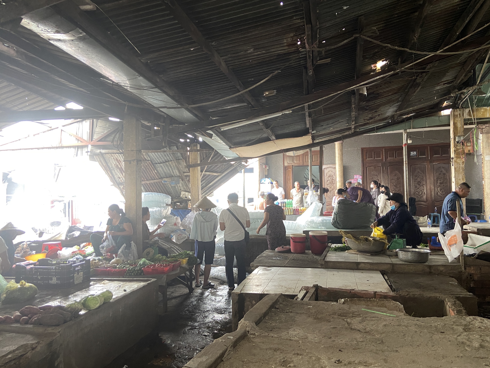 TP.HCM: Hiện trường vụ cháy sau chợ Bình Trưng, tiểu thương bật khóc trước cảnh hoang tàn- Ảnh 2. TP.HCM: Hiện trường vụ cháy sau chợ Bình Trưng, tiểu thương bật khóc trước cảnh hoang tàn- Ảnh 2.