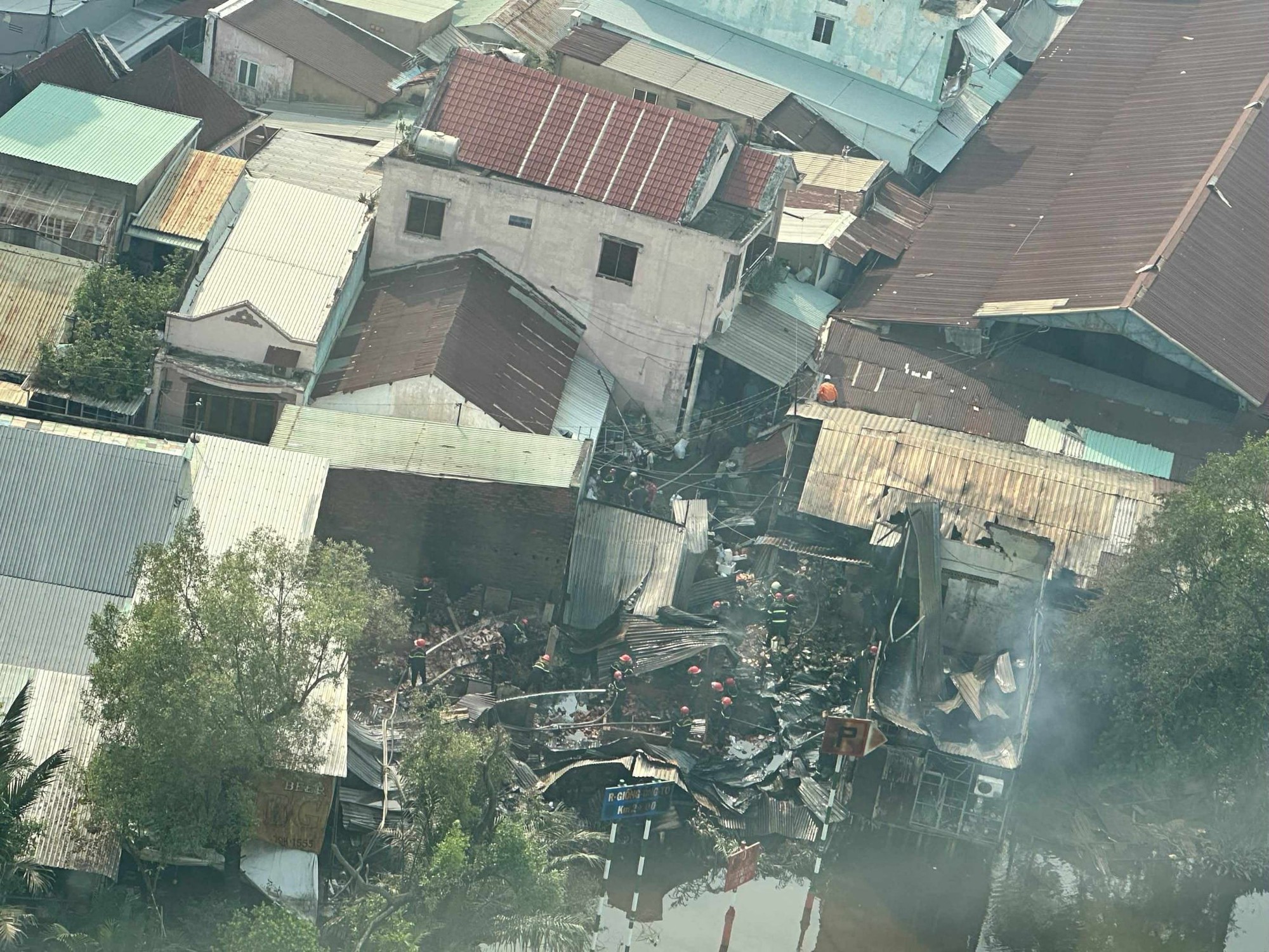 TP.HCM: Hiện trường vụ cháy sau chợ Bình Trưng, tiểu thương bật khóc trước cảnh hoang tàn- Ảnh 1. TP.HCM: Hiện trường vụ cháy sau chợ Bình Trưng, tiểu thương bật khóc trước cảnh hoang tàn- Ảnh 1.