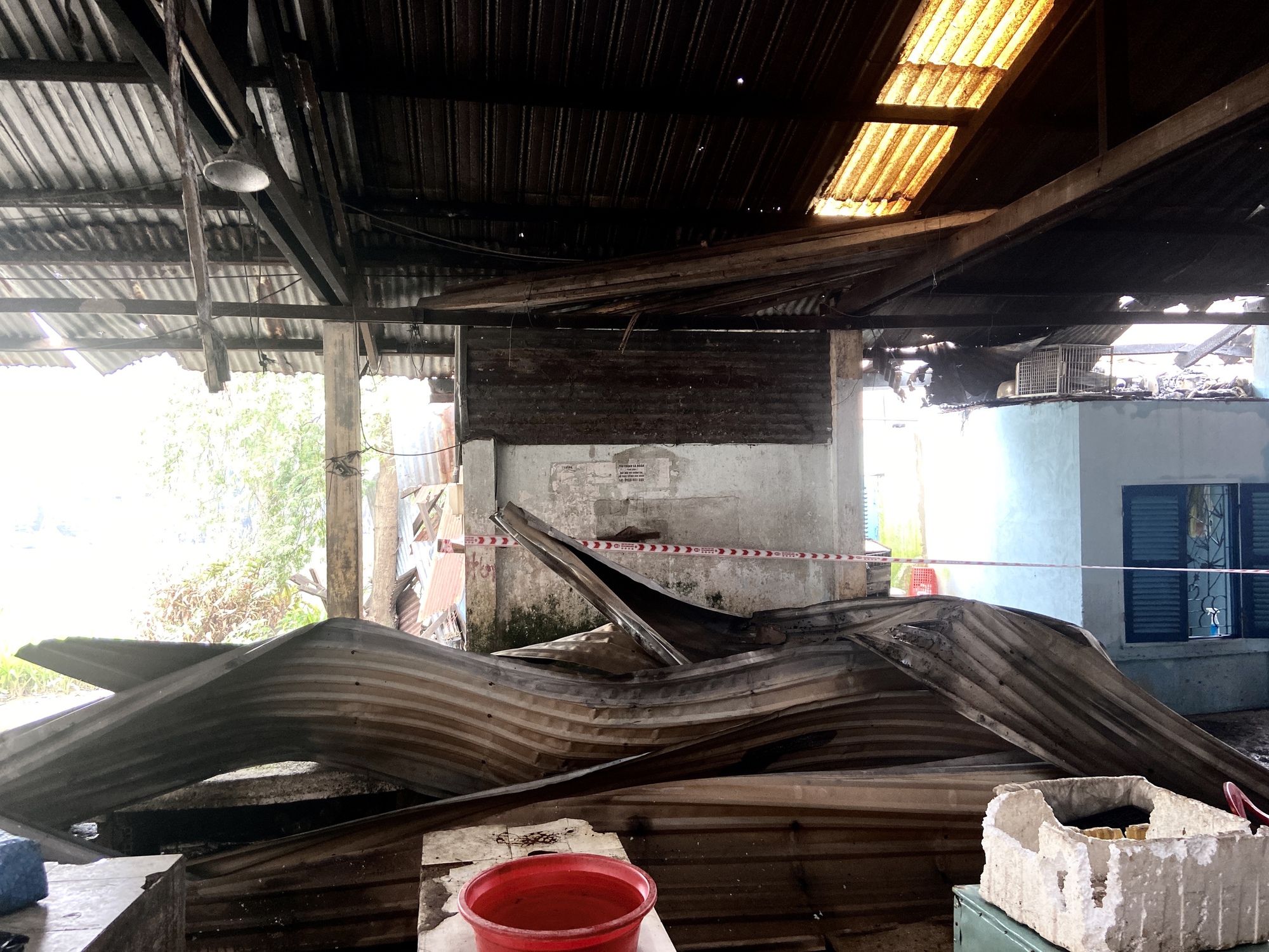 TP.HCM: Hiện trường vụ cháy sau chợ Bình Trưng, tiểu thương bật khóc trước cảnh hoang tàn- Ảnh 7. TP.HCM: Hiện trường vụ cháy sau chợ Bình Trưng, tiểu thương bật khóc trước cảnh hoang tàn- Ảnh 7.