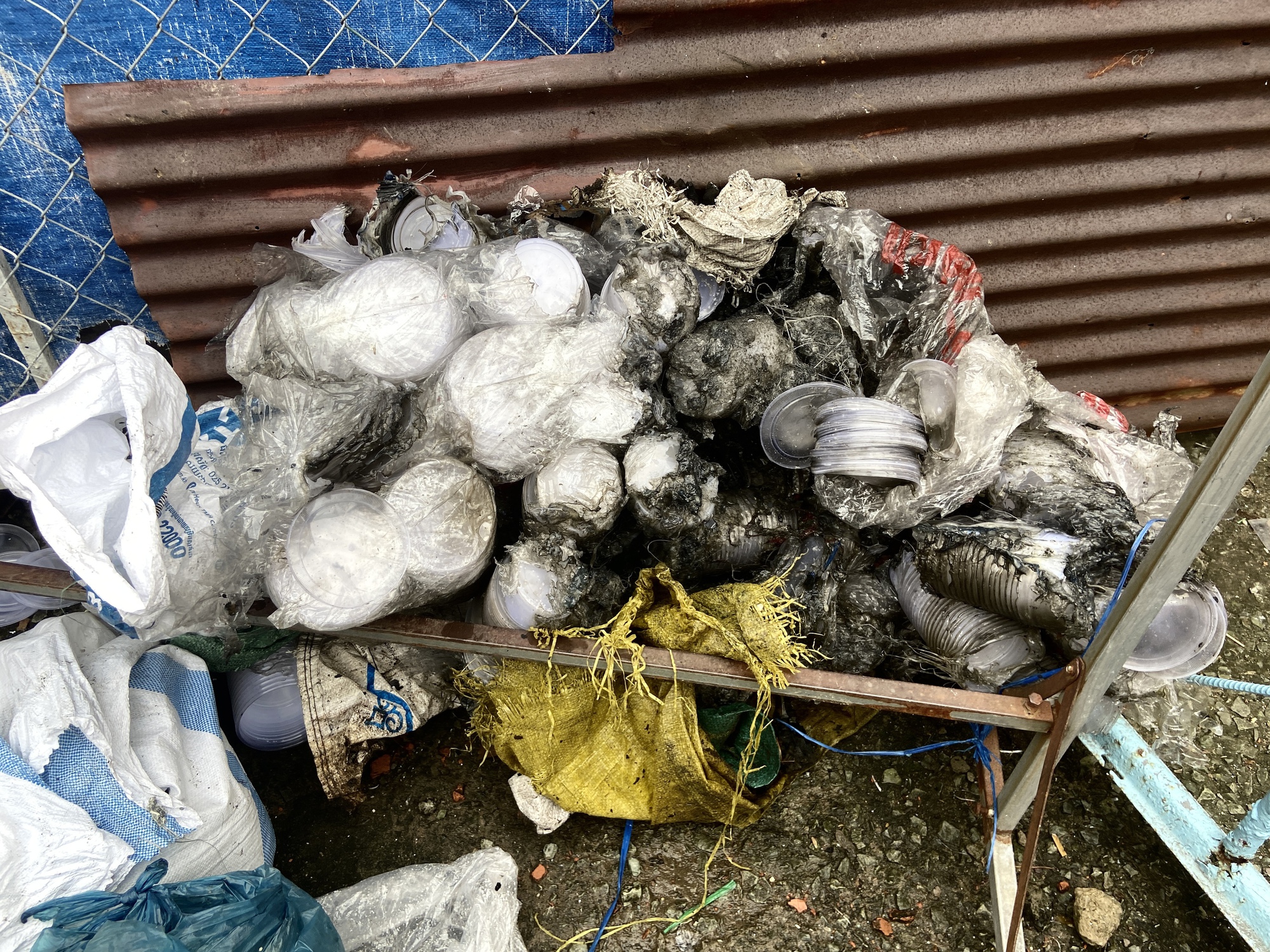 TP.HCM: Hiện trường vụ cháy sau chợ Bình Trưng, tiểu thương bật khóc trước cảnh hoang tàn- Ảnh 8. TP.HCM: Hiện trường vụ cháy sau chợ Bình Trưng, tiểu thương bật khóc trước cảnh hoang tàn- Ảnh 8.