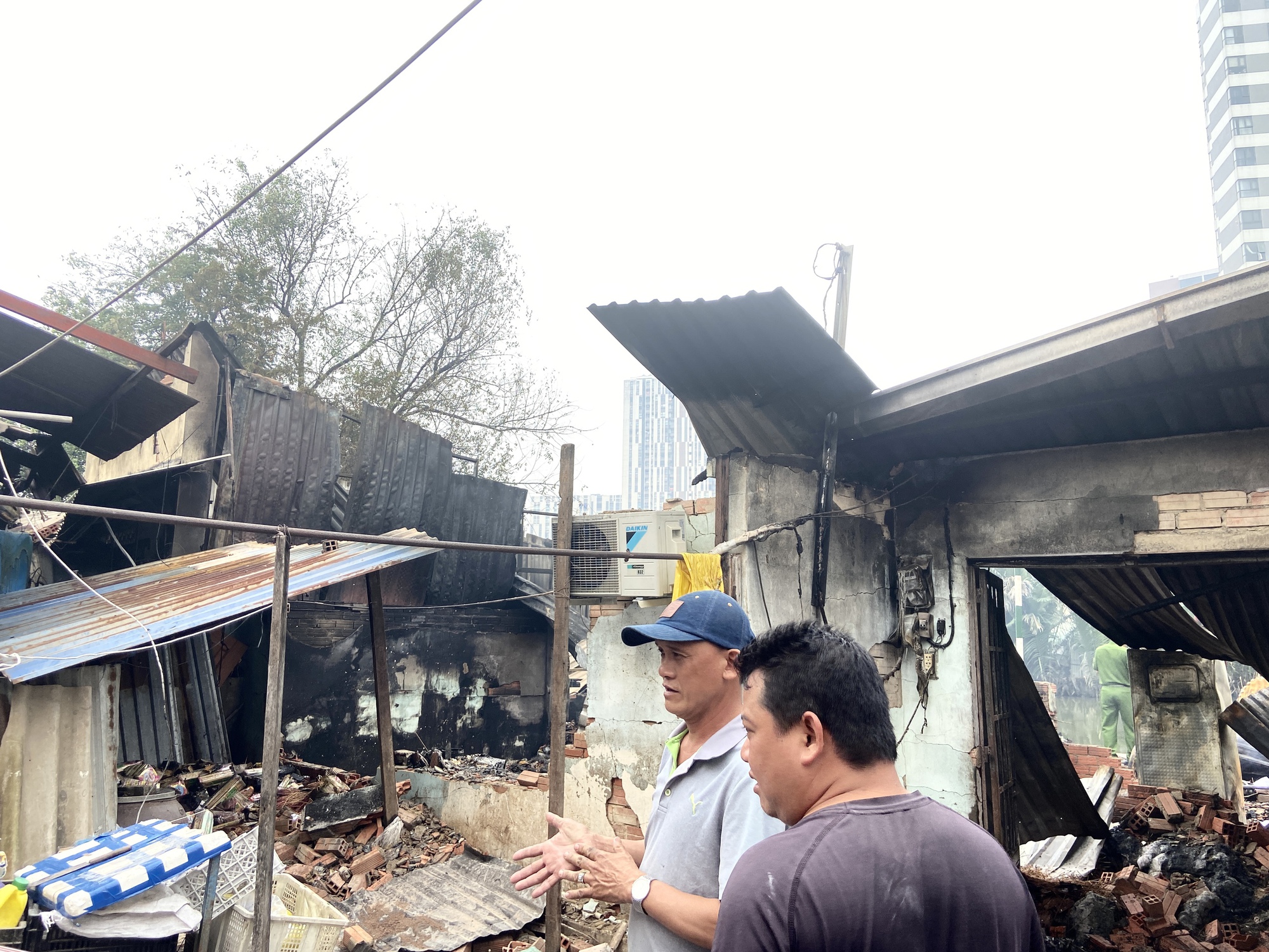 TP.HCM: Hiện trường vụ cháy sau chợ Bình Trưng, tiểu thương bật khóc trước cảnh hoang tàn- Ảnh 9. TP.HCM: Hiện trường vụ cháy sau chợ Bình Trưng, tiểu thương bật khóc trước cảnh hoang tàn- Ảnh 9.