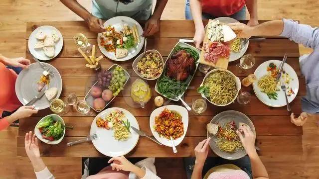 C&oacute; n&ecirc;n ăn &iacute;t rau hơn khi về gi&agrave;? C&aacute;c b&aacute;c sĩ cảnh b&aacute;o: Người tr&ecirc;n 65 tuổi n&ecirc;n tr&aacute;nh 4 th&oacute;i quen n&agrave;y v&igrave; ch&uacute;ng c&oacute; thể r&uacute;t ngắn tuổi thọ- Ảnh 1.