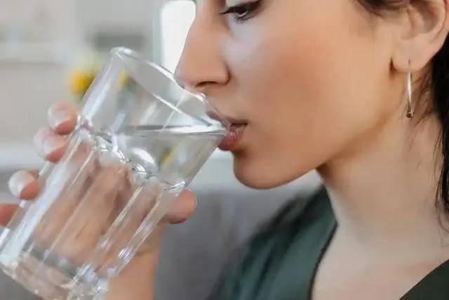 C&oacute; n&ecirc;n ăn &iacute;t rau hơn khi về gi&agrave;? C&aacute;c b&aacute;c sĩ cảnh b&aacute;o: Người tr&ecirc;n 65 tuổi n&ecirc;n tr&aacute;nh 4 th&oacute;i quen n&agrave;y v&igrave; ch&uacute;ng c&oacute; thể r&uacute;t ngắn tuổi thọ- Ảnh 4.