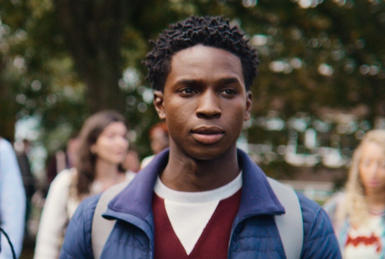 Xem phim Sex Education, t&ocirc;i lặng người nh&igrave;n lại những vết sẹo tr&ecirc;n tay con: Th&igrave; ra sự v&ocirc; t&acirc;m của t&ocirc;i c&ograve;n sắc lẹm hơn dao!- Ảnh 1.