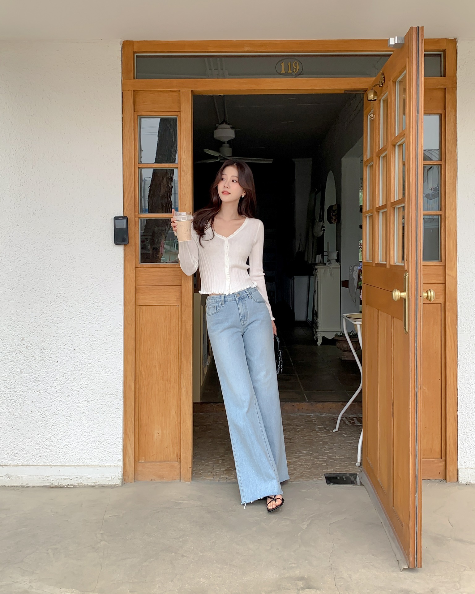 Phối đồ quần giày sành điệu: 4 Combo hoàn hảo tôn dáng và phong cách - Ảnh 6. Phối đồ quần giày sành điệu: 4 Combo hoàn hảo tôn dáng và phong cách - Ảnh 6.