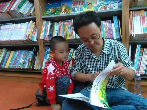 Con nhất quyết đ&ograve;i bố bế khi đi si&ecirc;u thị nhưng bị từ chối, c&acirc;u n&oacute;i tiếp theo của cậu b&eacute; khiến người bố 