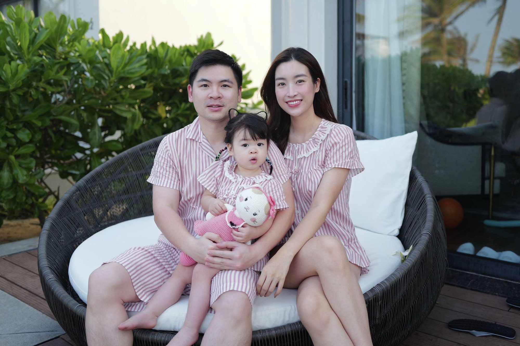 Chủ tịch H&agrave; Nội FC khoe ảnh du lịch c&ugrave;ng con g&aacute;i cực chill, netizen rần rần hỏi Hoa hậu Đỗ Mỹ Linh đ&acirc;u?- Ảnh 2.