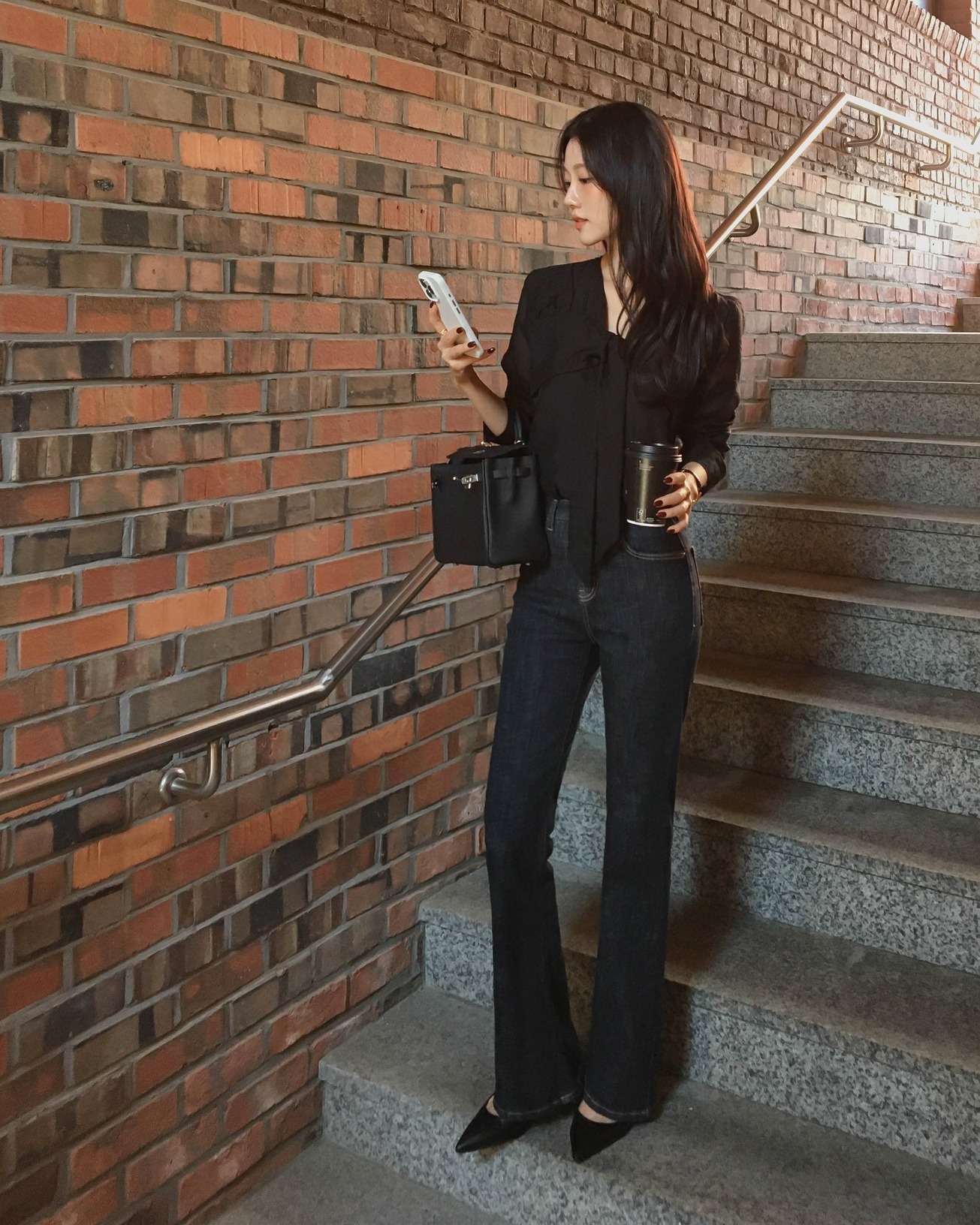 Phối đồ quần giày sành điệu: 4 Combo hoàn hảo tôn dáng và phong cách - Ảnh 8. Phối đồ quần giày sành điệu: 4 Combo hoàn hảo tôn dáng và phong cách - Ảnh 8.