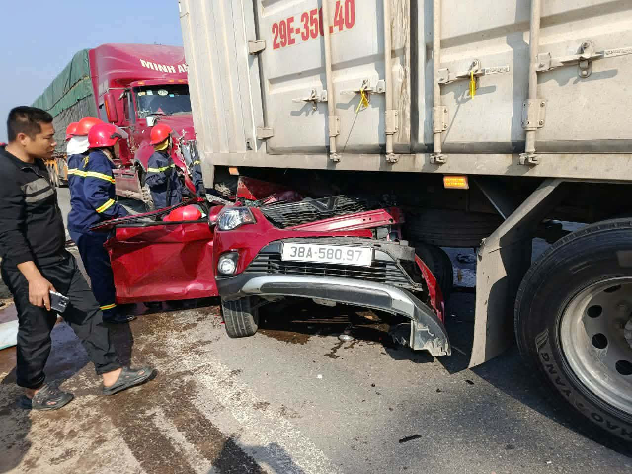 Kinh ho&agrave;ng hiện trường vụ tai nạn li&ecirc;n ho&agrave;n ở H&agrave; Tĩnh: Xe con bị v&ograve; n&aacute;t, t&agrave;i xế được đưa ra ngo&agrave;i trong t&igrave;nh trạng kh&oacute; tin- Ảnh 3.