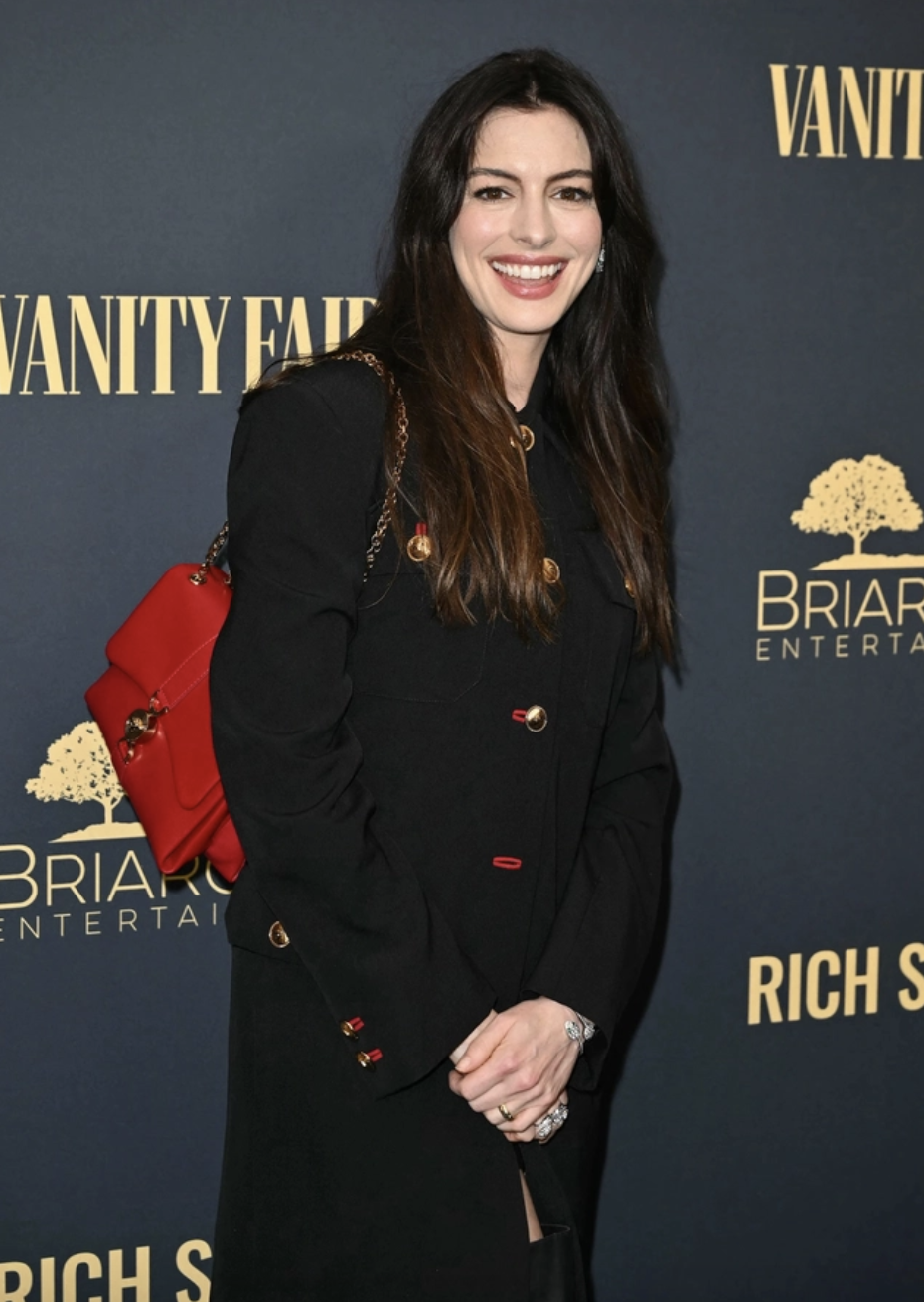 Quảng c&aacute;o sản phẩm chống l&atilde;o ho&aacute; của Anne Hathaway g&acirc;y tranh c&atilde;i - Ảnh 11.