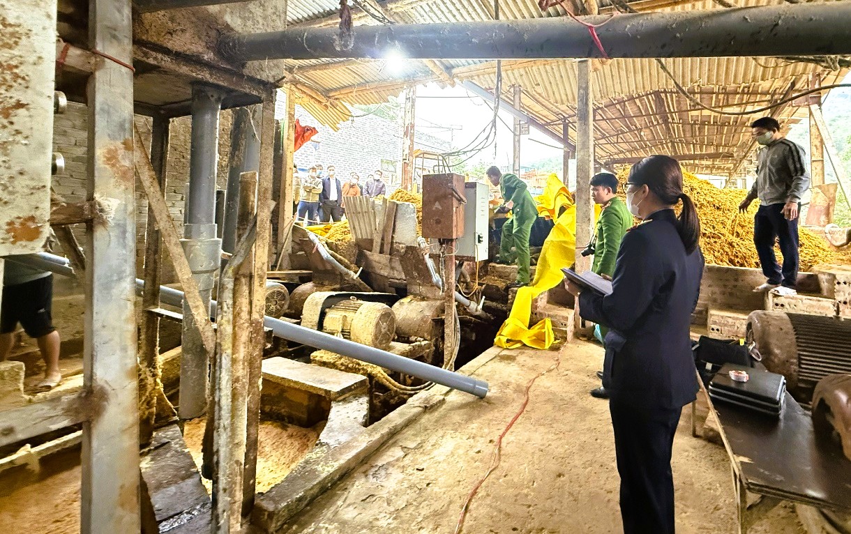 Nữ c&ocirc;ng nh&acirc;n rơi v&agrave;o m&aacute;y nghiền r&aacute;c tại xưởng sản xuất giấy - Ảnh 1.