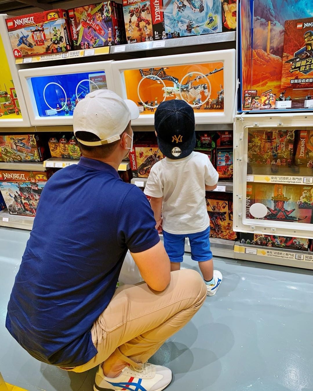 Con nhất quyết đ&ograve;i bố bế khi đi si&ecirc;u thị nhưng bị từ chối, c&acirc;u n&oacute;i tiếp theo của cậu b&eacute; khiến người bố 