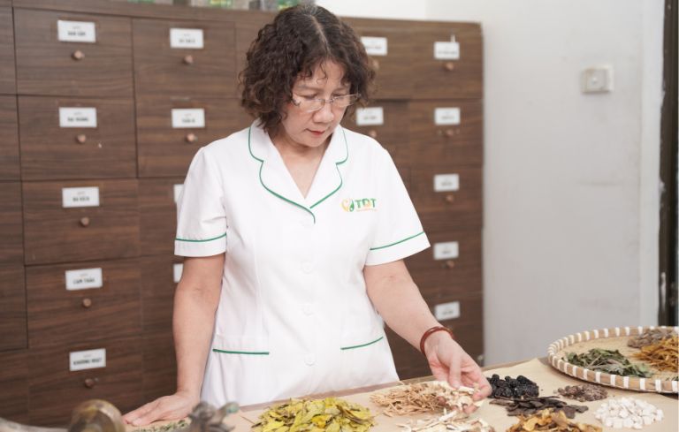 TTƯT, Th.sĩ, B&aacute;c sĩ Nguyễn Thị Tuyết Lan - Hơn 40 năm chữa bệnh v&agrave; g&igrave;n giữ y học d&acirc;n tộc- Ảnh 2.