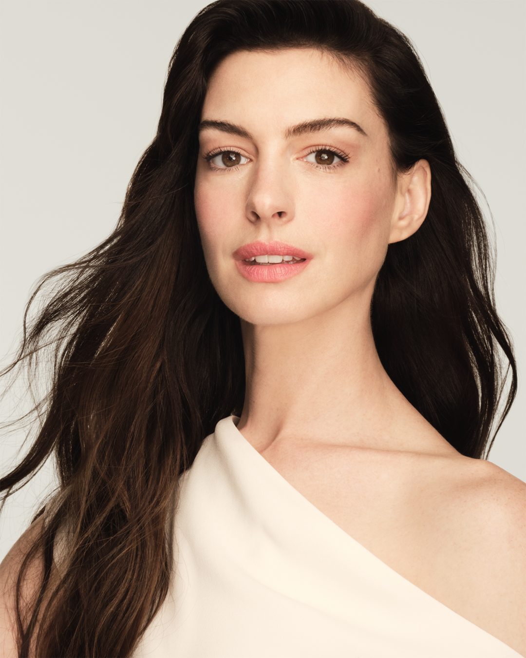 Quảng c&aacute;o sản phẩm chống l&atilde;o ho&aacute; của Anne Hathaway g&acirc;y tranh c&atilde;i - Ảnh 2.