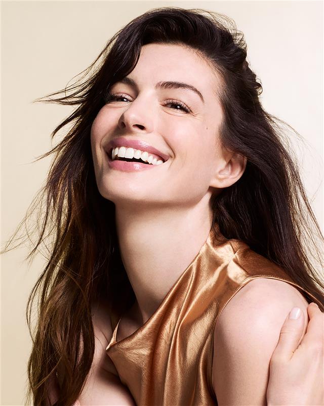 Quảng c&aacute;o sản phẩm chống l&atilde;o ho&aacute; của Anne Hathaway g&acirc;y tranh c&atilde;i - Ảnh 1.