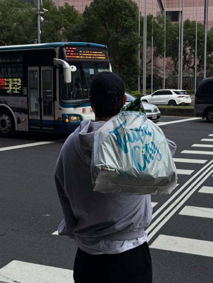 Song Joong Ki x&aacute;ch t&uacute;i r&aacute;c th&ocirc;i cũng khiến 290.000 người ngỡ ng&agrave;ng- Ảnh 3.