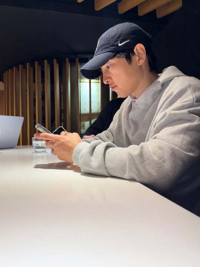 Song Joong Ki x&aacute;ch t&uacute;i r&aacute;c th&ocirc;i cũng khiến 290.000 người ngỡ ng&agrave;ng- Ảnh 2.