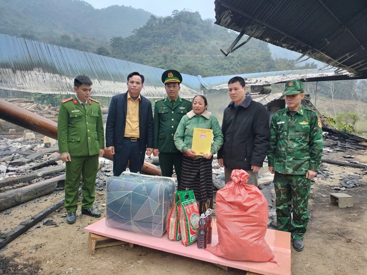 Căn nh&agrave; gỗ bốc ch&aacute;y trơ khung, nghi chủ nh&agrave; đốt- Ảnh 2.