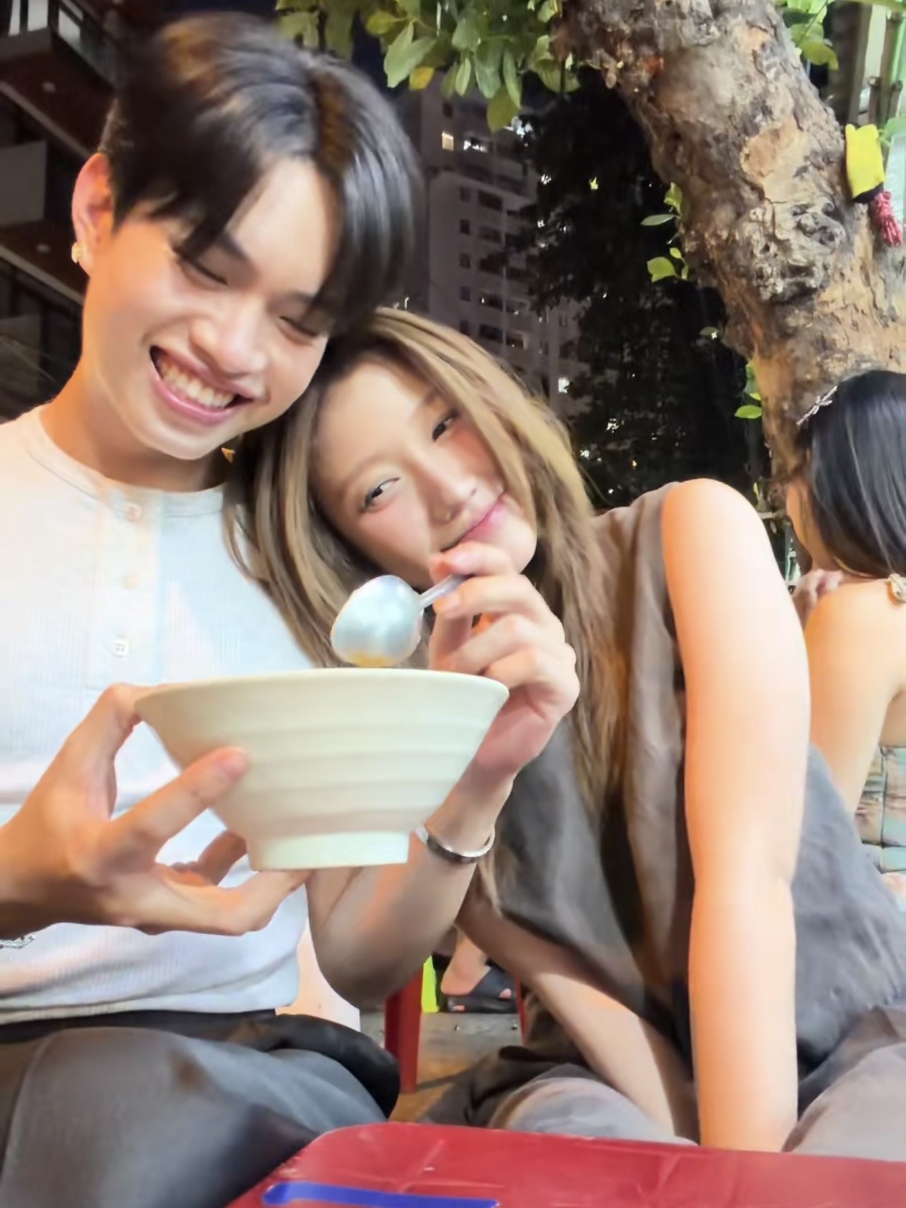 Em gái Trấn Thành về quê bạn trai rapper, để lộ mối quan hệ với Em gái Trấn Thành về quê bạn trai rapper, để lộ mối quan hệ với