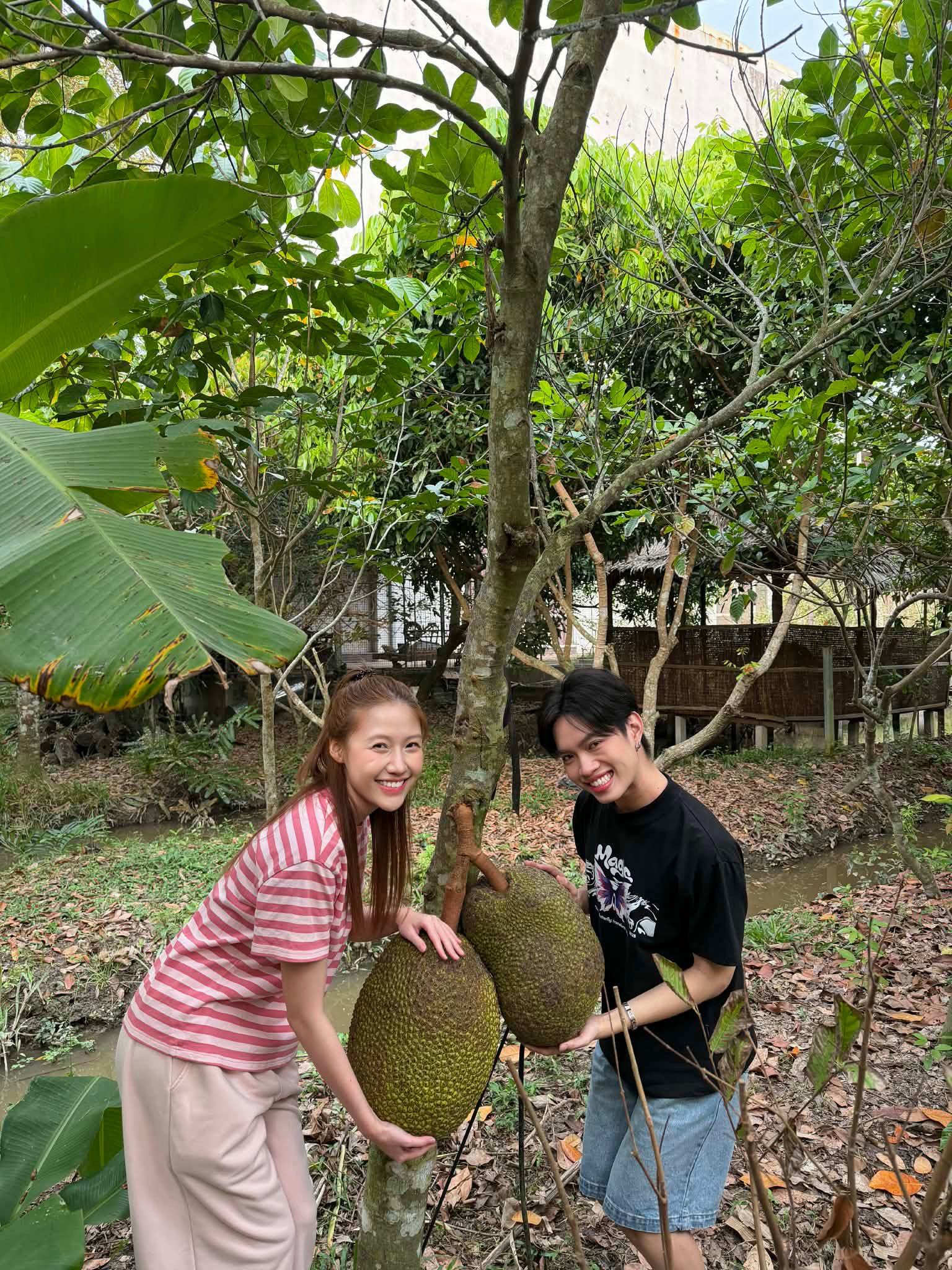 Em gái Trấn Thành về quê bạn trai rapper, để lộ mối quan hệ với Em gái Trấn Thành về quê bạn trai rapper, để lộ mối quan hệ với