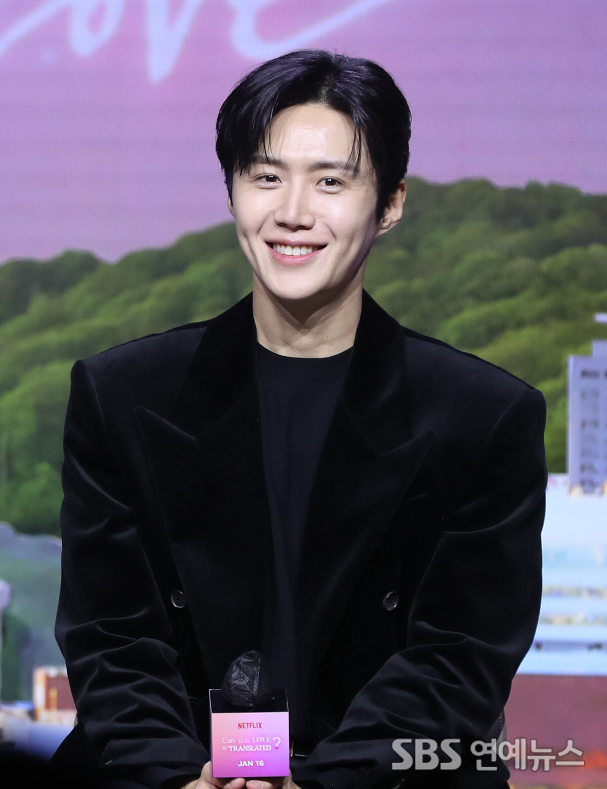 Kim Seon Ho trở th&agrave;nh phi&ecirc;n dịch vi&ecirc;n đẹp trai nhất H&agrave;n Quốc trong bộ phim mới - Ảnh 1.