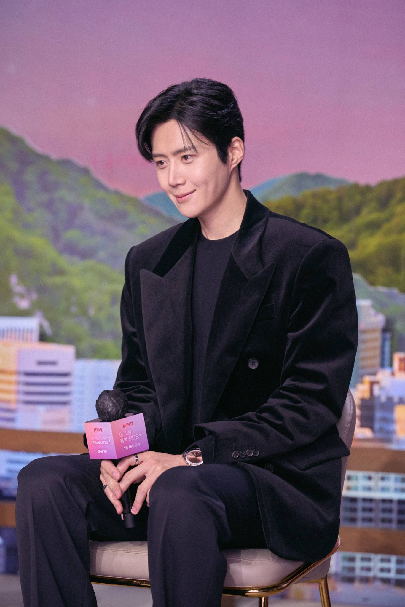 Kim Seon Ho trở th&agrave;nh phi&ecirc;n dịch vi&ecirc;n đẹp trai nhất H&agrave;n Quốc trong bộ phim mới - Ảnh 4.