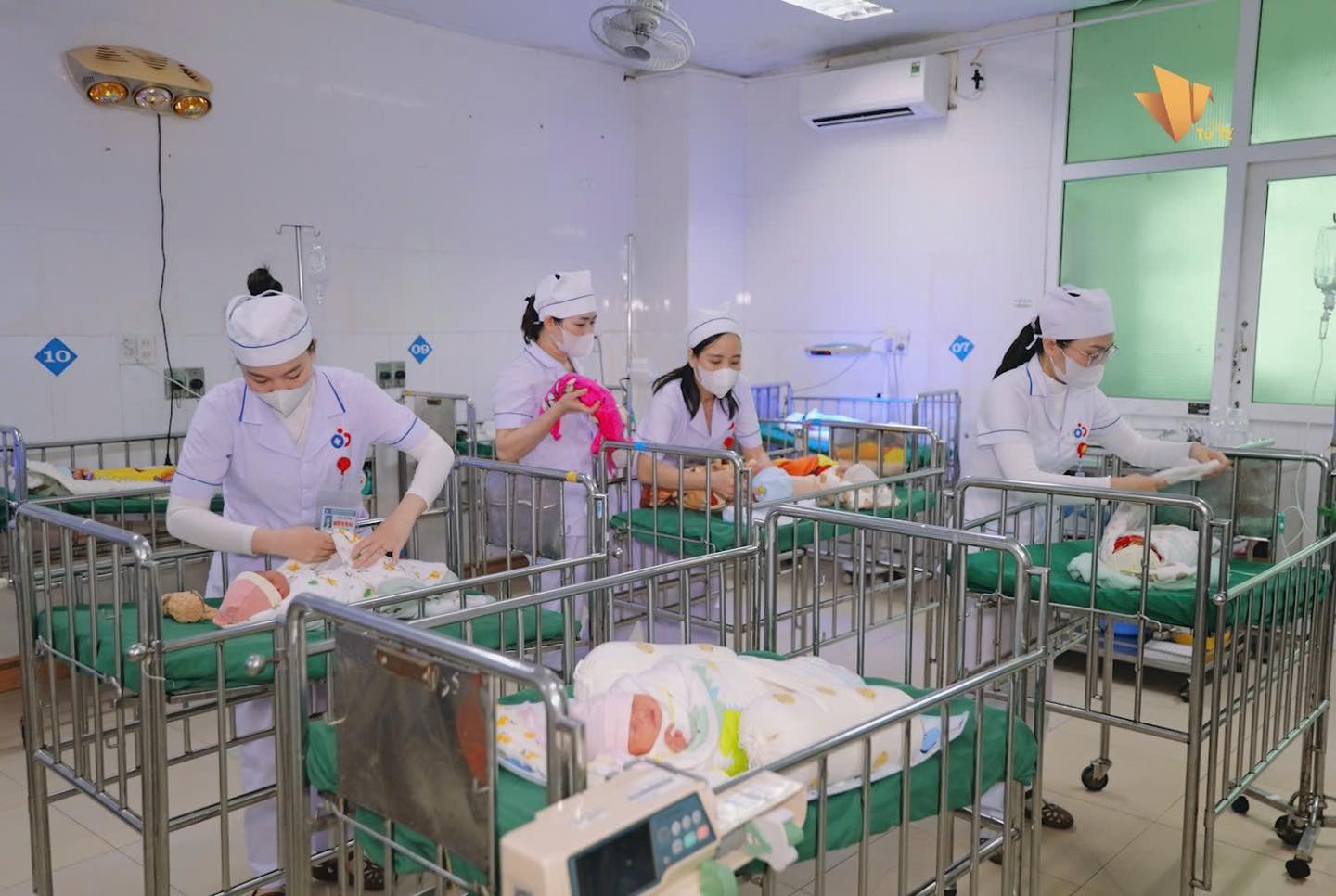 Nữ điều dưỡng Nguyễn Th&ugrave;y Trang x&uacute;c động trở lại c&ocirc;ng việc sau vụ tấn c&ocirc;ng kinh ho&agrave;ng - Ảnh 7.