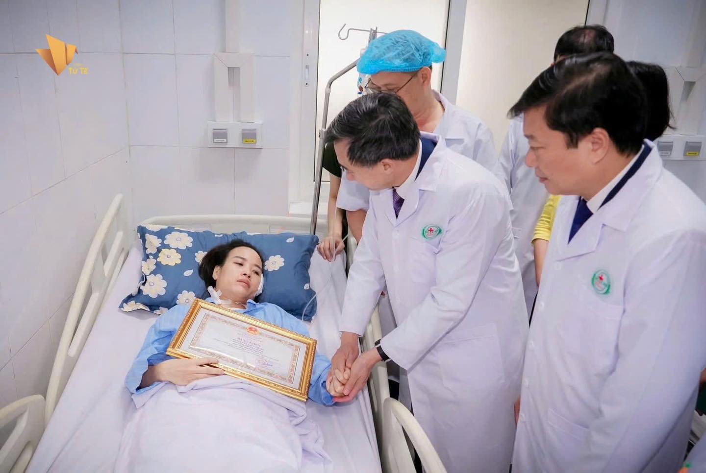 Nữ điều dưỡng Nguyễn Th&ugrave;y Trang x&uacute;c động trở lại c&ocirc;ng việc sau vụ tấn c&ocirc;ng kinh ho&agrave;ng - Ảnh 2.