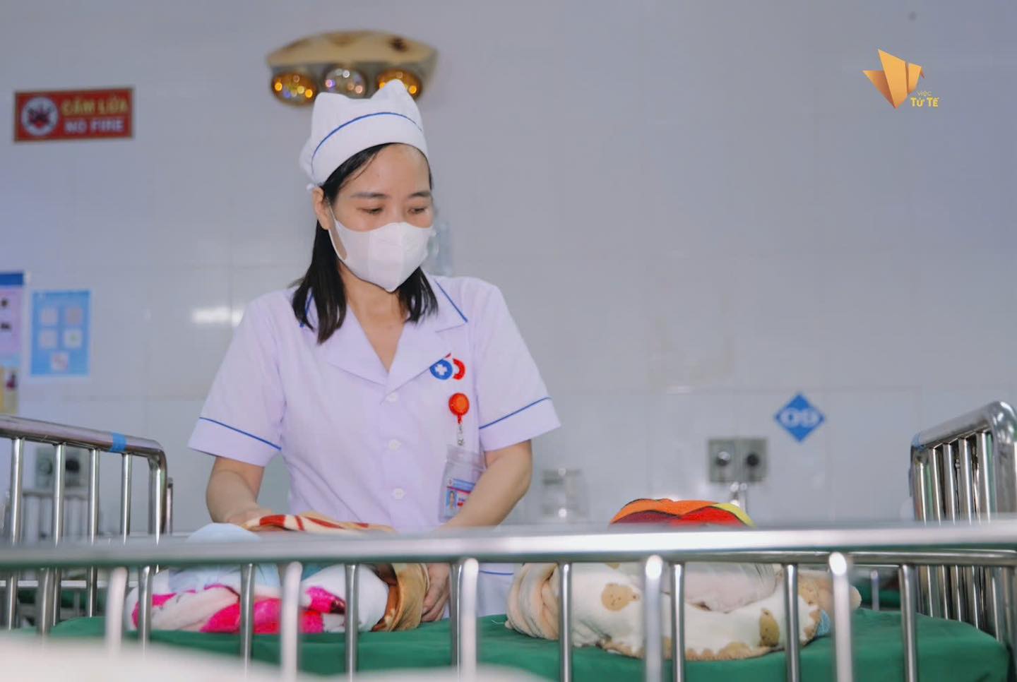 Nữ điều dưỡng Nguyễn Th&ugrave;y Trang x&uacute;c động trở lại c&ocirc;ng việc sau vụ tấn c&ocirc;ng kinh ho&agrave;ng - Ảnh 4.