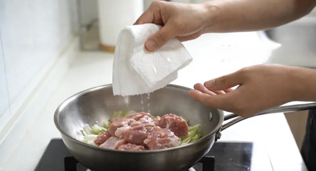 Khi nấu ăn, dầu mỡ luôn bắn tung tóe: Đây là mẹo cực hữu dụng giúp ngăn triệt để dầu mỡ bắn và làm bẩn bếp - Ảnh 2.