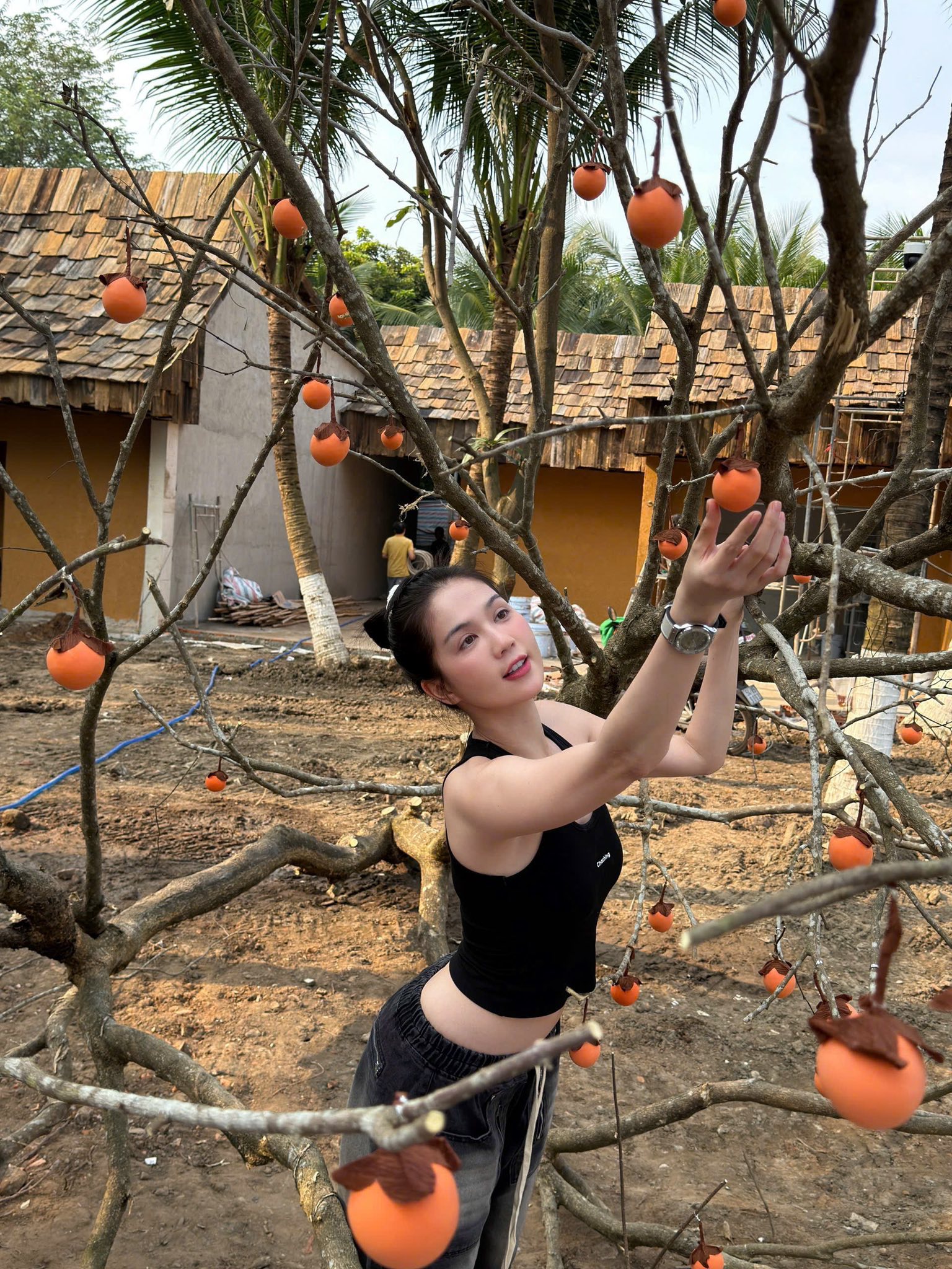 Ngọc Trinh da trắng mịn, eo thon đẳng cấp nhờ 2 loại nước d&acirc;n d&atilde;, 1 loại rau rẻ b&egrave;o b&aacute;n đầy chợ Việt- Ảnh 2.