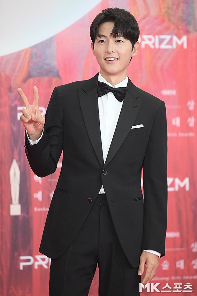 Song Joong Ki x&aacute;ch t&uacute;i r&aacute;c th&ocirc;i cũng khiến 290.000 người ngỡ ng&agrave;ng- Ảnh 7.