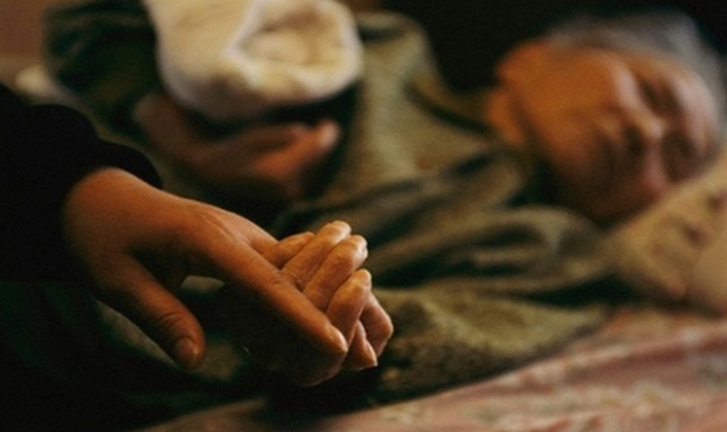 C&ograve;n chưa qua lễ 49 ng&agrave;y của mẹ chồng, chồng đ&atilde; 