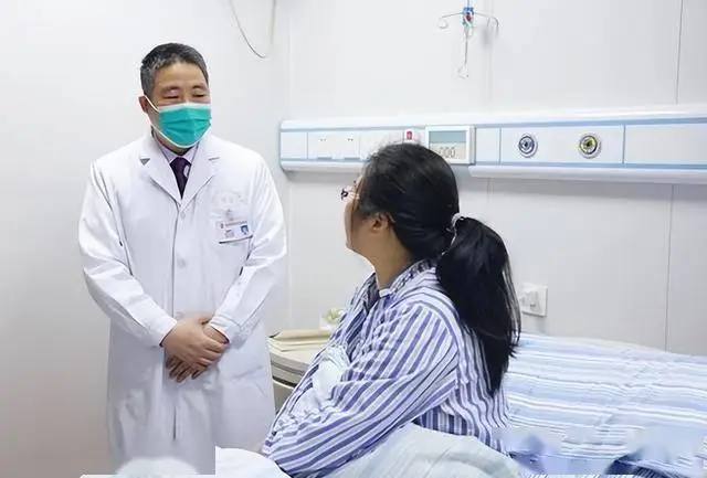 Phụ nữ sống thọ hay kh&ocirc;ng, nh&igrave;n v&agrave;o v&ograve;ng một l&agrave; thấy: 3 dấu hiệu ở ngực nhiều chị em xem nhẹ nhưng lại l&agrave; &ldquo;đ&egrave;n đỏ&rdquo; sức khỏe - Ảnh 1.