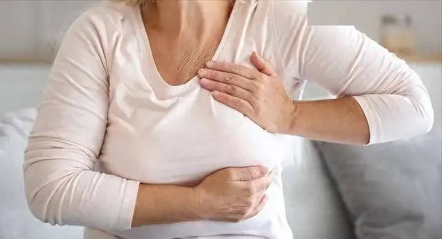 Phụ nữ sống thọ hay kh&ocirc;ng, nh&igrave;n v&agrave;o v&ograve;ng một l&agrave; thấy: 3 dấu hiệu ở ngực nhiều chị em xem nhẹ nhưng lại l&agrave; &ldquo;đ&egrave;n đỏ&rdquo; sức khỏe - Ảnh 4.