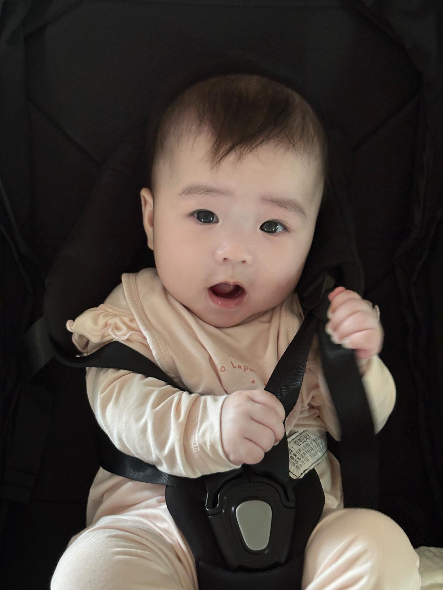 Lipu - ái nữ nhà MC Ngô Mai Phương: Cô bé trắng như trứng gà bóc, 