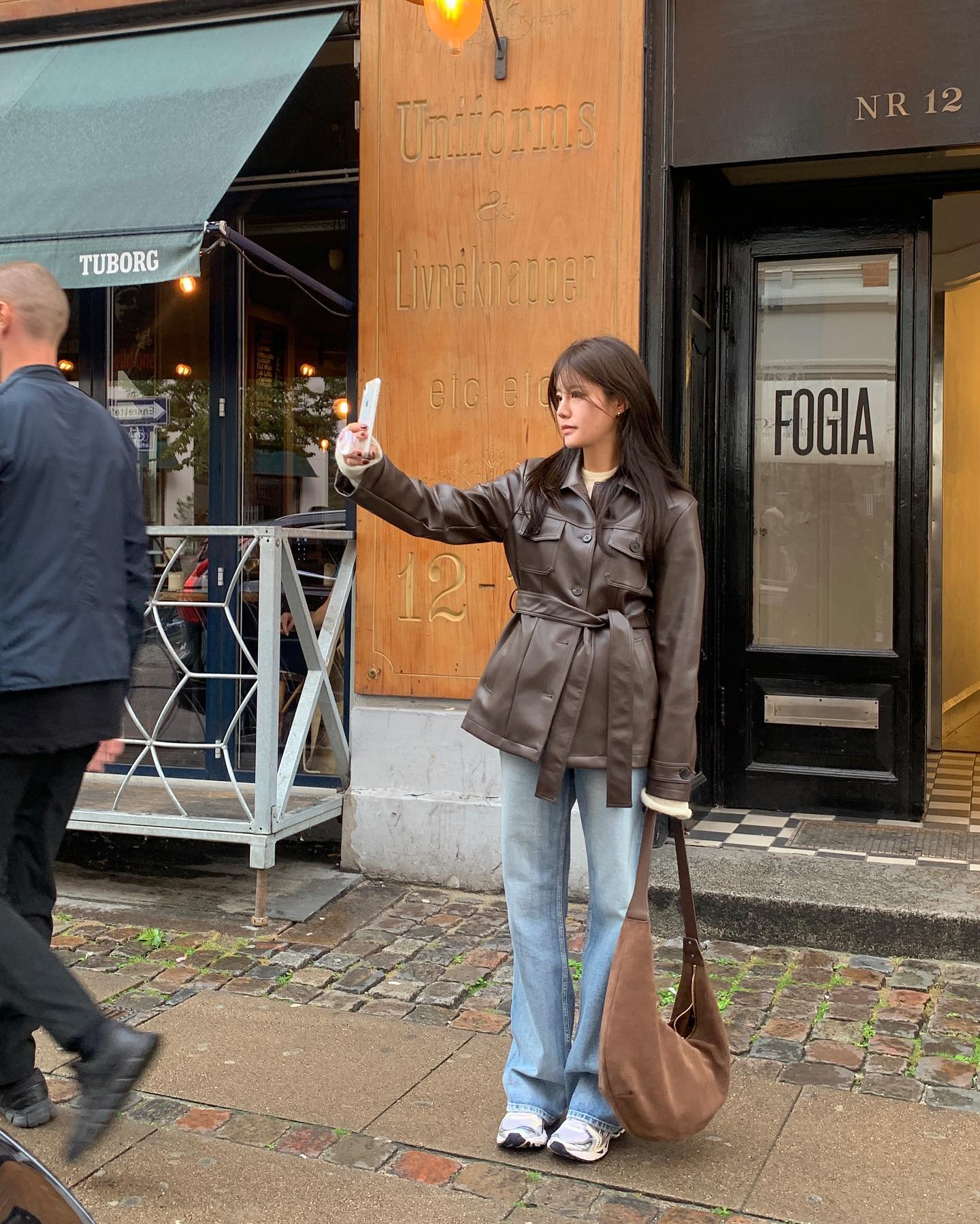 Xu hướng mặc đồ nâu vẫn hot: 5 Cách mix trang phục đẹp và trẻ trung - Ảnh 10. Xu hướng mặc đồ nâu vẫn hot: 5 Cách mix trang phục đẹp và trẻ trung - Ảnh 10.