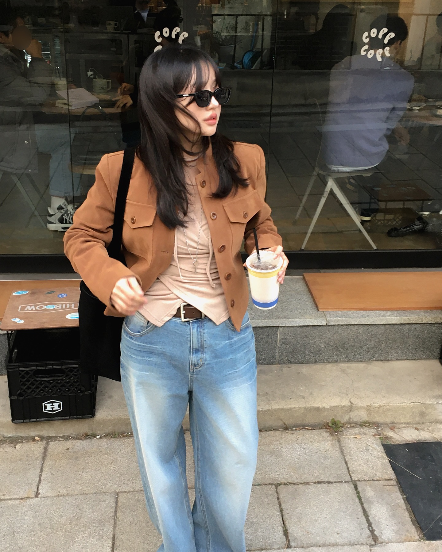 Xu hướng mặc đồ nâu vẫn hot: 5 Cách mix trang phục đẹp và trẻ trung - Ảnh 9. Xu hướng mặc đồ nâu vẫn hot: 5 Cách mix trang phục đẹp và trẻ trung - Ảnh 9.