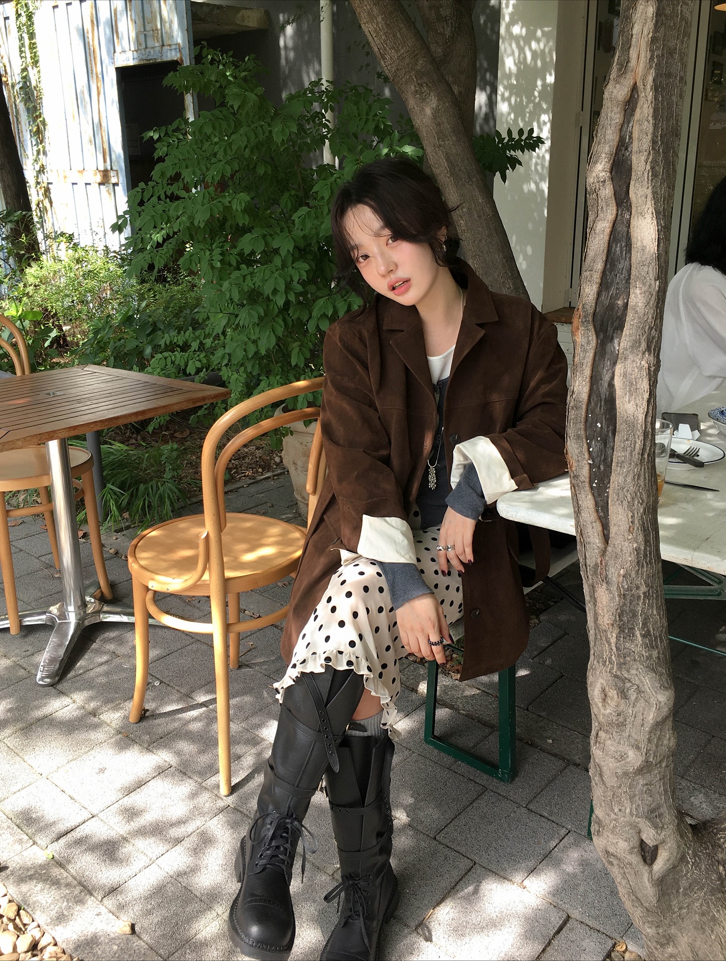 Xu hướng mặc đồ nâu vẫn hot: 5 Cách mix trang phục đẹp và trẻ trung - Ảnh 8. Xu hướng mặc đồ nâu vẫn hot: 5 Cách mix trang phục đẹp và trẻ trung - Ảnh 8.