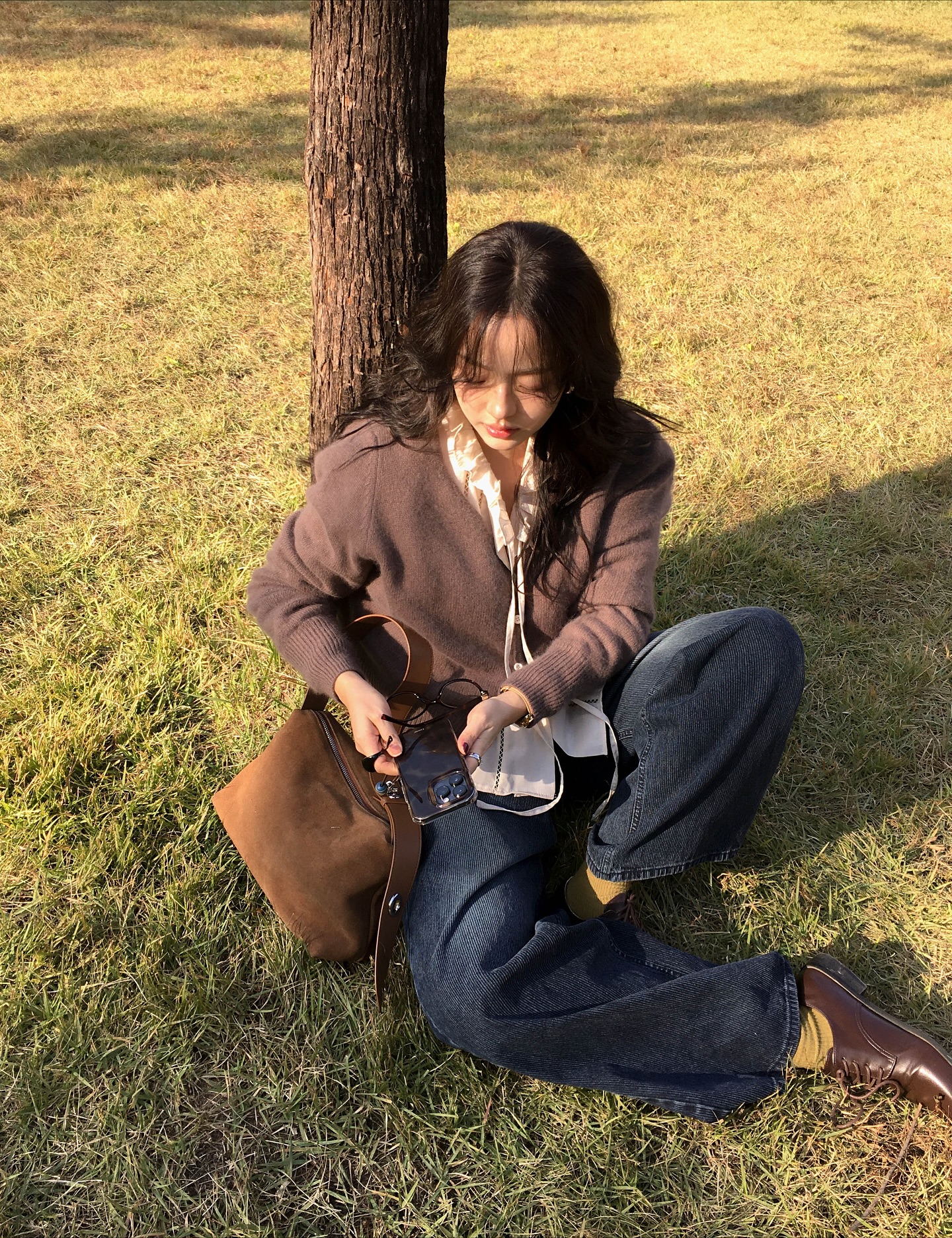 Xu hướng mặc đồ nâu vẫn hot: 5 Cách mix trang phục đẹp và trẻ trung - Ảnh 4. Xu hướng mặc đồ nâu vẫn hot: 5 Cách mix trang phục đẹp và trẻ trung - Ảnh 4.