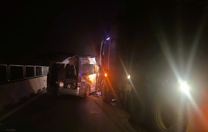 Hiện trường vụ tai nạn thảm khốc tr&ecirc;n cao tốc Bắc - Nam khiến 4 người chết - Ảnh 3.