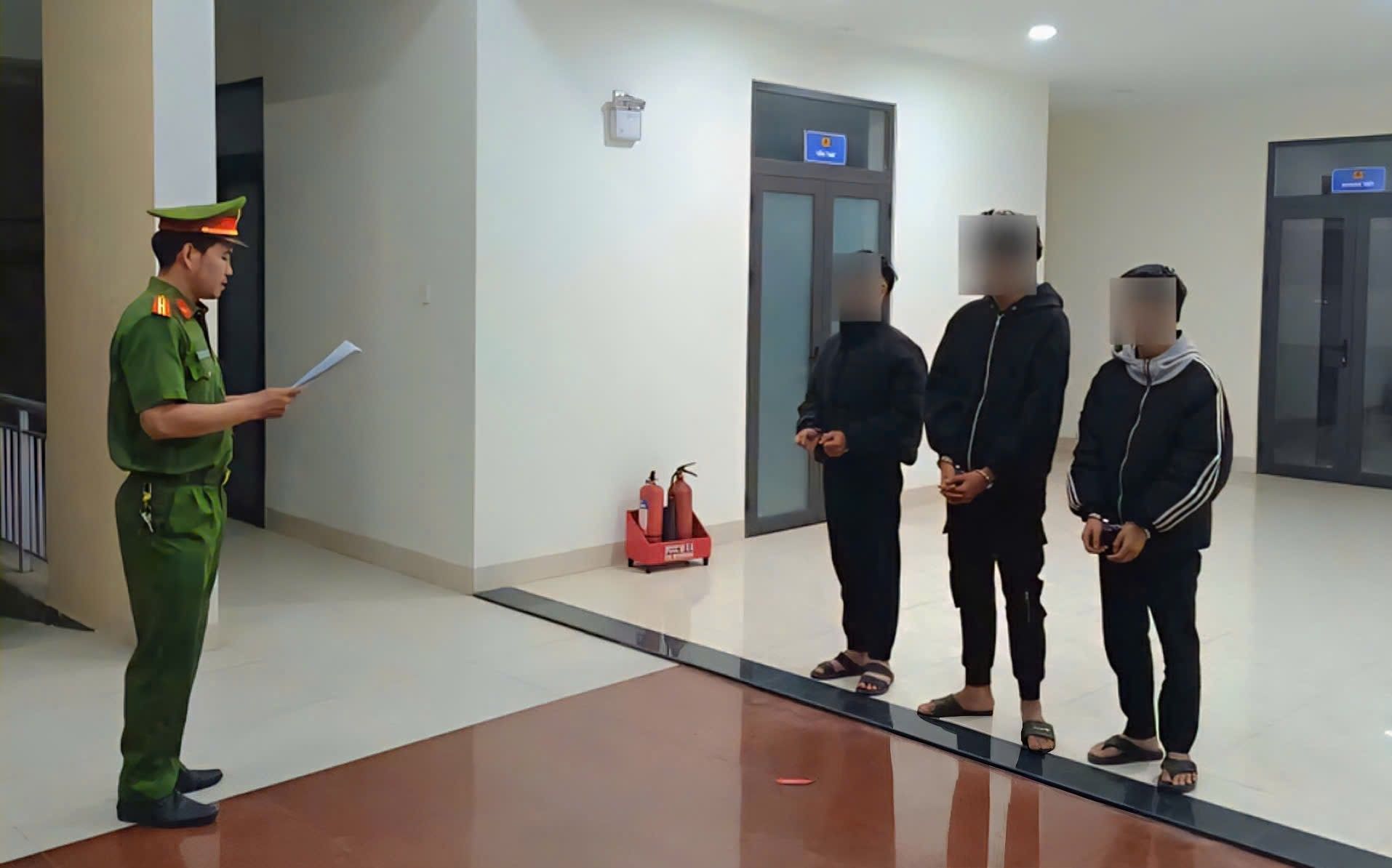 3 thanh ni&ecirc;n hiếp d&acirc;m b&eacute; g&aacute;i ở Đ&agrave; Nẵng bị tạm giữ h&igrave;nh sự điều tra - Ảnh 1.